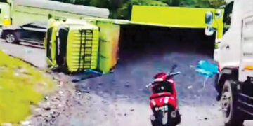 Truk Batu Bara Terbalik di Sitinjau Lauik, Ribuan Kendaraan Terjebak Macet