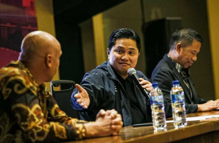Erick Thohir Ultimatum KOI dan KONI, Dualisme Cabor Harus Tuntas Sebelum Akhir Tahun 1 TEGAS— Menpora Erick Thohir, kembali menegaskan sikap tegasnya terhadap persoalan dualisme kepengurusan di sejumlah federasi cabang olahraga nasional. Ia menuntut agar KOI dan KONI segera menuntaskan persoalan tersebut sebelum pergantian tahun 2025.