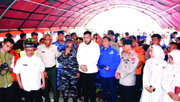 MEMANTAU PADANG DRILL TSUNAMI— Wali Kota Padang, Fadly Amran bersama Kapolda Sumbar Irjen Pol. Gatot Tri Suryanta, Wakil Komandan Daerah TNI Angkatan Laut (Wadankodaeral) II Laksamana Pertama TNI Mulyadi, perwakilan BNPB, memantau pelaksanaan  Padang Tsunami Drill 2025 yang digelar BPBD Kota Padang, Rabu (5/11) pagi.