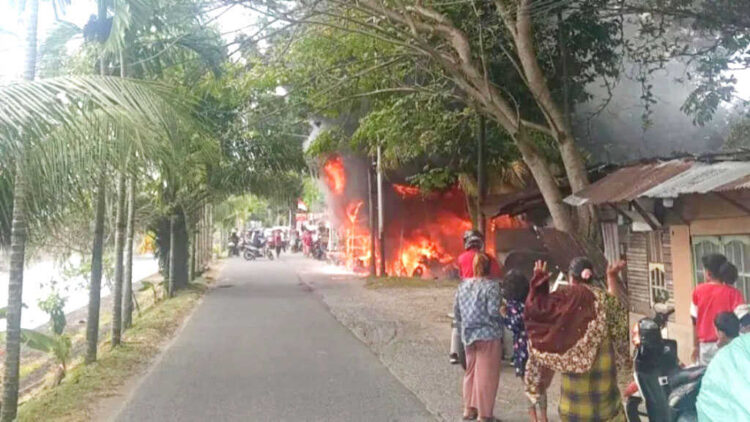 KEBAKARAN— Petugas Damkar memadamkan api yang membakar tiga bangunan di Jalan Banjir Kanal, kawasan Parak Kopi, Kelurahan Alai Parak Kopi, Kecamatan Padang Utara. Musibah itu menwaskan ibu dan anak.