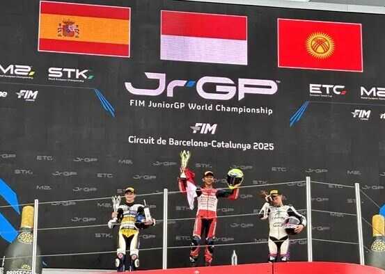 Lagi, Binaan Astra Honda Melesat Kencang di Barcelona Ciptakan Sejarah untuk Indonesia 1 JUARA— M. Kiandra Ramadhipa membuat Indonesia Raya berkemundang di ajang FIM JuniorGP World Championship seri keenam yang digelar di Circuit de Barcelona-Catalunya, Spanyol, Minggu (2/11). Kiandra Ramadhipa menjadi juara setelah memulai balapan dari posisi ke-24.