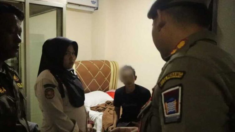RAZIA TEMPAT HIBURAN— Petugas Satpol PP mengamankan satu pasangan di luar pernikahan di salah satu penginapan saat melakukan razia, Selasa (4/11) dinihari WIB. Selain itu, empat remaja yang masih nongkrong di kawasan Khatib Sulaiman ikut diamankan dan dibawa ke Mako Satpol PP.
