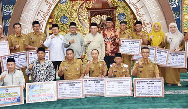 7.178 Anak Terdata Tidak Sekolah di Padang, Wawako: Seluruh Ketua RT/RW Harus Mendata Ulang 1 PENYERAHAN DANA OPERASIONAL— Wakil Wali Kota Padang Maigus Nasir, penyaluran dana operasional Triwulan III Tahun 2025 bagi RT, RW, Kader Posyandu dan PAUD, Imam Masjid, serta Guru TPQ/TQA dan MDT, di Masjid Darussalam, Kelurahan Mata Air, Kecamatan Padang Selatan usai kegiatan Subuh Mubarakah, Senin (3/11),