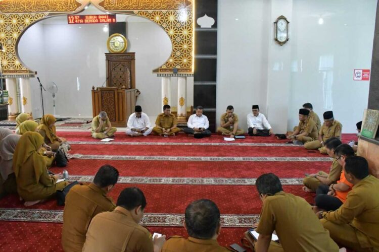 Bupati Agam Bahas Isu Strategis Bersama OPD, Dari Pertanian hingga Ekonomi Berbasis Nagari 1 RAPAT KHUSUS— Bupati Agam, Ir. H. Benni Warlis, MM Dt Tan Batuah, menggelar rapat khusus bersama Asisten Pemerintahan dan Kesejahteraan Rakyat dan sejumlah kepala Organisasi Perangkat Daerah (OPD) di Masjid Raudhatul Ilmi, Kecamatan Ampek Angkek, Selasa (4/11).
