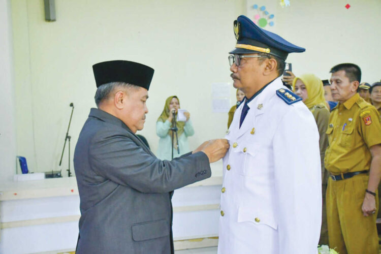 Camat Baru Ampek Angkek Resmi Dilantik, Bupati Benni Warlis Tekankan Pentingnya Kepemimpinan yang Dekat dengan Masyarakat 1 SERTIJAB— Bupati Agam, Benni Warlis memasangkan benggo tanda jabatan kepada Siwa Usman yang baru dilantik menjadi Camat Ampek Angkek menggantikan Rahmat Fajri, di Aula Kantor Camat Ampek Angkek, Selasa (4/11).