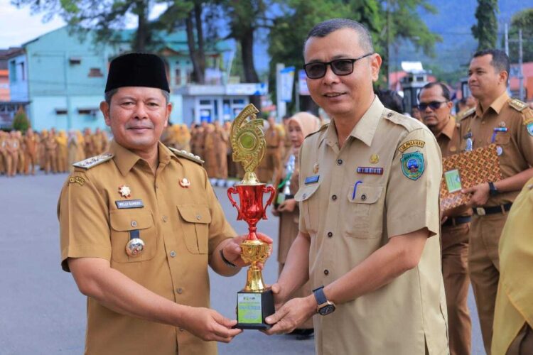Bupati Pasaman Serahkan Piala dan Penghargaan, Diskominfo Pasaman Juara Umum Lomba Video Word Clean Up Day 1 Bupati Pasaman Welly Suhery langsung menyerahkan hadiah berupa tropy piagam penghargaan dan bibit durian unggul pada pemenang lomba video