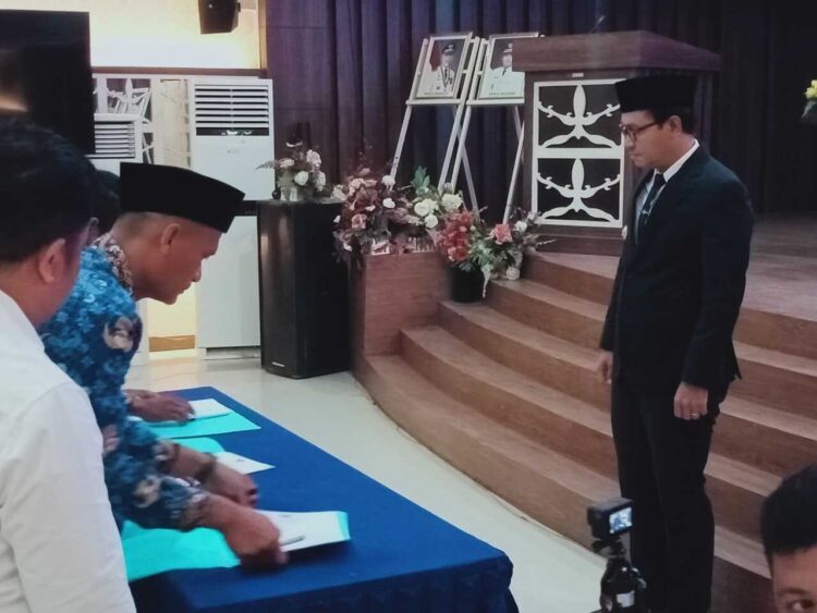 Sebanyak 55 PPPK Tahap II Dilatik, Bupati Warning Atasan yang Manipulasi Absensi 1 SAKSIKAN—Bupati Mentawai, Rinto Wardana saksikan penandatantganan SK pelantikan aula kantor Bappeda, Rabu (5/11).