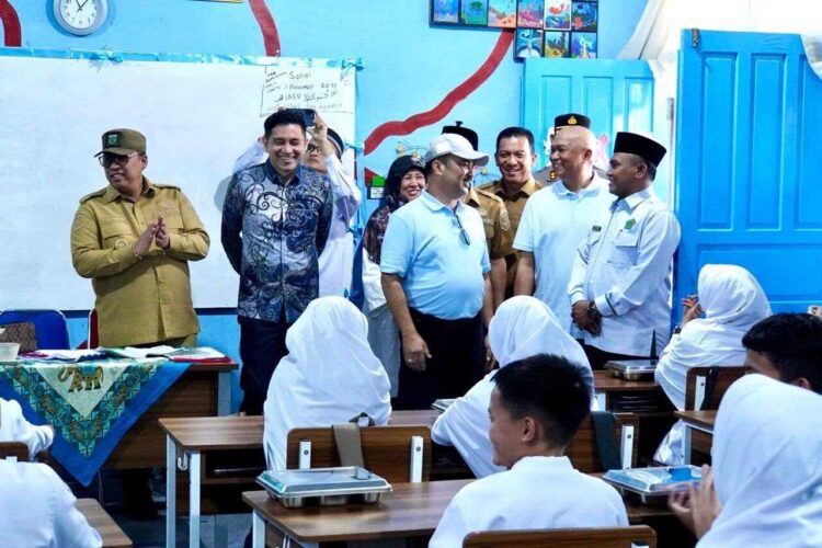 PERESMIAN SPPG—Wali Kota, Hendri Arnis secara resmi meluncurkan Sentra Penyediaan Pangan Gizi (SPPG) Bukit Surungan yang dikelola Yayasan Maju Terus Jaya, Senin (3/11).
