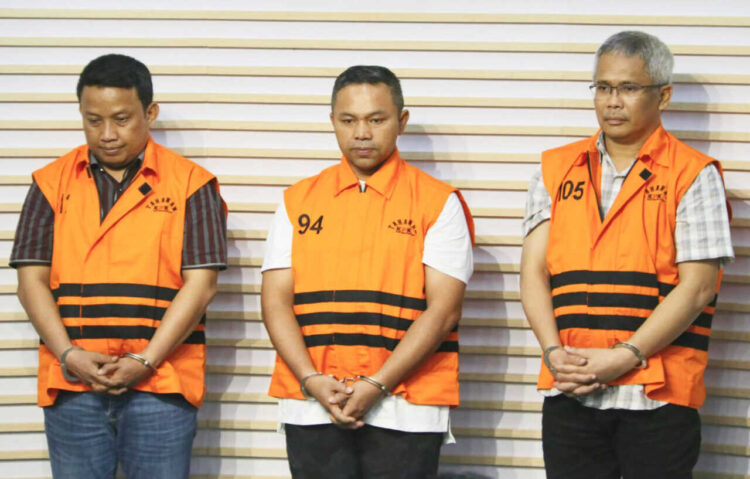 TERSANGKA— Tersangka UPT Jalan dan Jembatan di Dinas PUPR Riau, Gubernur Riau Abdul Wahid dihadirkan konferensi pers penetapan tersangka di Gedung KPK, Jakarta, Rabu (5/11).