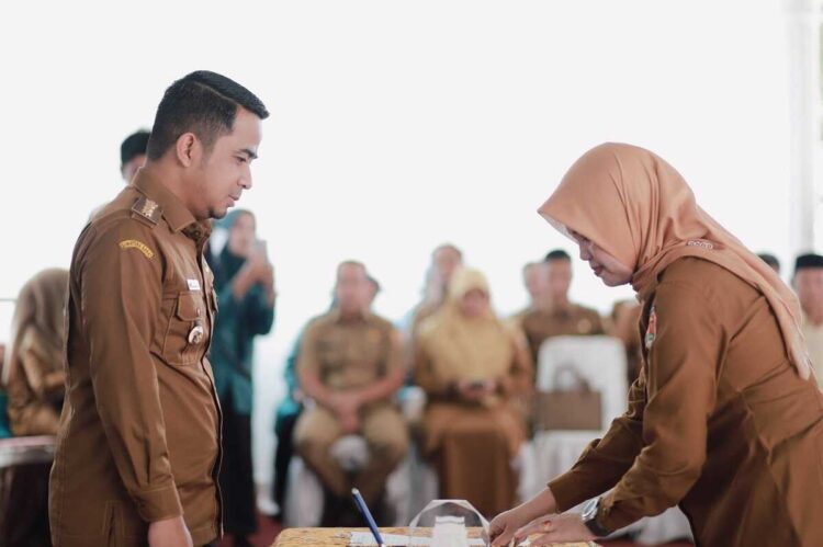 Wako Hadiri Sertijab Camat dan Ketua TP-PKK Kecamatan dan Kelurahan se-Kota Solok, Perkuat Tata Kelola Pemerintahan dan Pemberdayaan Masyarakat 1 SAKSIKAN—Wali Kota Solok Dr. Ramadhani Kirana Putra saksikan cara Serah Terima Jabatan Camat serta Pelantikan Ketua TP-PKK Kecamatan dan Kelurahan se-Kota Solok, yang berlangsung di Balairung 99 Rumah Dinas Wali Kota Solok, Selasa (4/11).