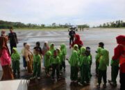 Bekerjasama dengan Pengurus Majelis Orang Tua Siswa, Puluhan Murid TK RA AmanahKunjungi Bandara Rokot