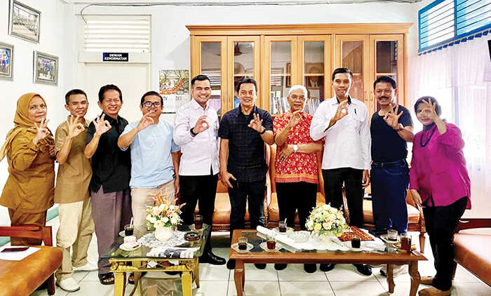 SILATURAHMI— Ketua PWI Sumbar, Widya Navies menyambut kunjungan silaturahmi dari Kemenham Sumbar yang dipimpin Kabag Tata Usaha dan Umum, Ecky Fajrian Eddy, didampingi Rahmad Hidayat selaku Pengadministrasi Umum dan Intan Josi Ramadhani yang bertugas sebagai Tenaga Administrasi Perkantoran, di kantor PWI Sumbar, Selasa (4/11).