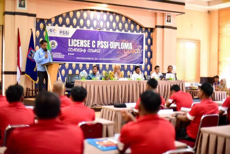 KURSUS KEPELATIHAN— Ketua Askot PSSI Kota Payakumbuh Diki Engka memberikan sambutan saat pembukaan Kursus Kepelatihan Sepakbola Lisensi C Askot PSSI Kota Payakumbuh.