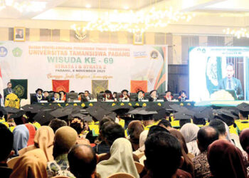 WISUDA KE-69— Ketua Badan Pelaksana Pendidikan Taman Siswa (BPPTS) Unitas Padang, Irwandi Yusuf, SH memberikan sambutan pada wisuda ke-69, Sabtu (8/11).