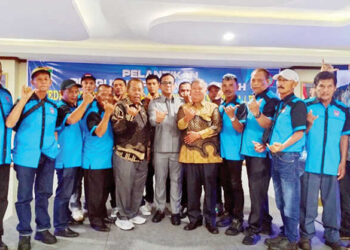 PENGUKUHAN— Ketum F.SPTI M Nasir bersama Ketua Terpilih F.SPTI Sumbar Yunisman, Dewan Penasehat F.SPTI Sumbar, Chandra dan anggota usai pengukuhan kepengurusan daerah.