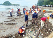 Kolaborasi Lintas Sektoral, Kodaeral II- Pemko Bersihkan Pantai Air Manis
