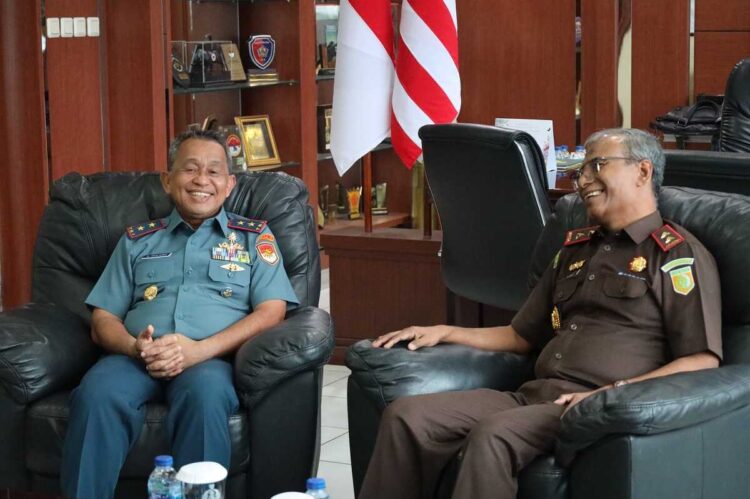Penuh Nuansa Keakraban, Komandan Kodaeral II Terima Kunjungan Kajati Sumbar 1 AKRAB—Komandan Komando Daerah Angkatan Laut (Kodaeral) II, Laksamana Muda TNI Sarimpunan Tanjung, telihat akrab saat menerima kunjungan kehormatan dari Kepala Kejaksaan Tinggi (Kajati) Sumatera Barat Muhibuddin, S.H., M.H di Markas Komando Kodaeral II, Padang Selasa (4/11)