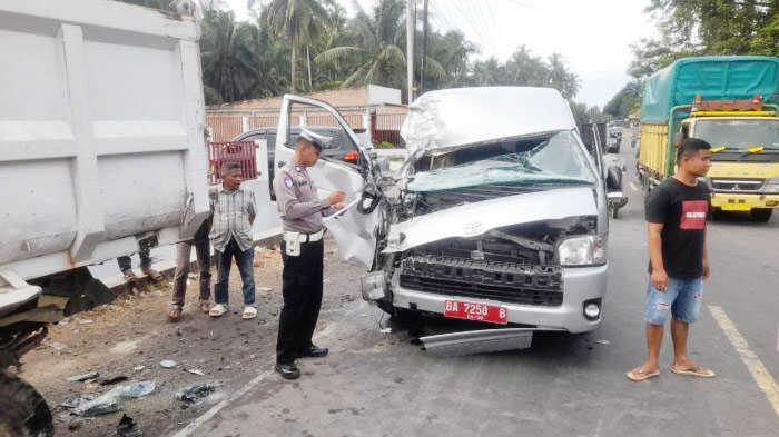 Tabrak Dump Truk Parkir, Toyota Hiace Pelat Merah Ringsek, Sopir dan Penumpang Luka-luka 1 KECELAKAAN-Satlantas Polres Agam melakukan olah TKP kecelakaan mobil Hiace yang menabrak dump truk parkir.
