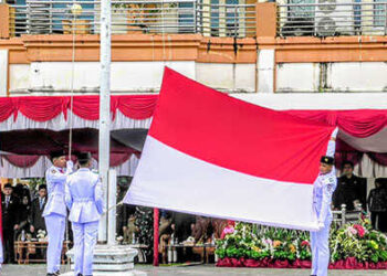 KIBARKAN BENDERA— Paskibraka terlihat mengibarkan bendera merah putih dengan gagah, saat upacara peringatan Hari Pahlawan, di halaman Kantor Bupati Pasaman Barat, Senin (10/11).