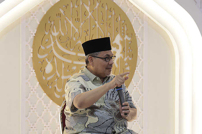 PENGAJIAN— Ketua DPRD Sumbar, Muhidi mengisi pengajian rutin yang diadakan Inspektorat Provinsi Sumbar, Jumat pagi (31/10).