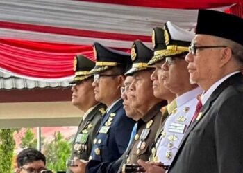 UPACARA— Ketua DPRD Sumbar, Muhidi saat mengikuti upacara peringatan Hari Pahlawan di Kantor Gubernur Sumbar, Senin (10/11).