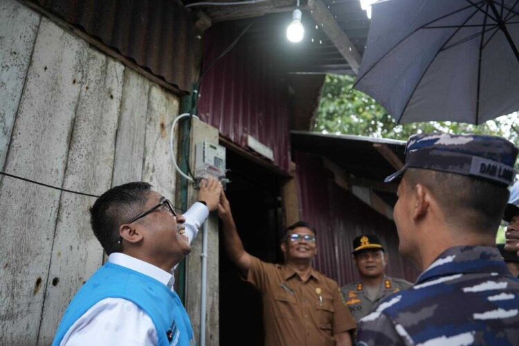 BANTUAN—PLN memberikan bantuan penyambungan listrik gratis untuk keluarga prasejahtera di Gampong Cot Abeuk, Sabang, Aceh.