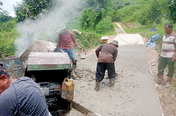 Gotong Royong di Puncak Labuang, Peladang dan PT Semen Padang Ubah Jalan Tanah Jadi Beton 1 BETONISASI JALAN— Warga di kawasan Hutan Kemasyarakatan (HKm) Puncak Labuang, Kelurahan Limau Manis, Kecamatan Pauh, melakukan gotong royong untuk melakukan betonisasi jalan, sebagai satu satunya akses menuju lahan garapan warga.