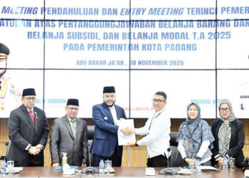 EXIT MEETING— Wako Fadly Amran, Sekda Andree Algamar menghadiri Exit Meeting Pendahuluan dan Entry Meeting Pemeriksaan Terinci Kepatuhan atas Pertanggungjawaban Belanja Barang dan Jasa, Belanja Subsidi, Belanja Modal TA 2025 yang dilakukan BPK RI Perwakilan Sumbar, di Ruang Abu Bakar Ja’ar, Balai Kota Aie Pacah, Senin (10/11).