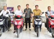 Dukung Kegiatan Pemungutan Pajak Kendaraan, Pemkab Agam Serahkan 4 Unit Sepeda Motor untuk UPTD PPD Sumbar