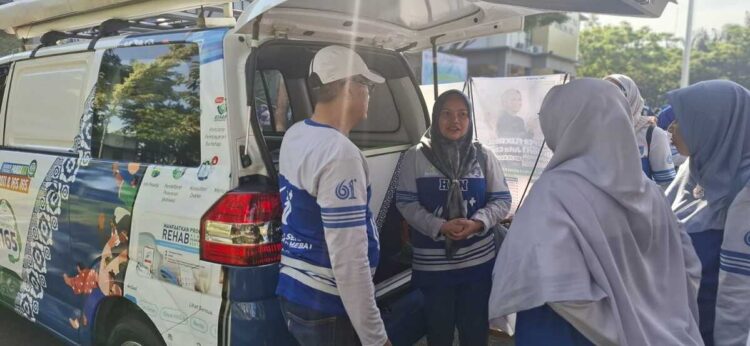 Semangat Sehat Pada Gebyar HKN Ke-61, BPJS Kesehatan Sambangi Warga Payakumbuh Lewat BPJS Keliling 1 BERIKAN PELAYANAN KELILING—Petugas BPJS Kesehatan saat memberikan pelayanan keliling kepada masyarakat.