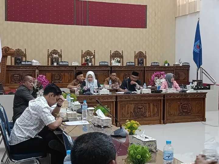 RAPAT KERJA KOMISI— Komisi 1 DPRD Kota Sawahlunto menggelar rapat kerja dengan Asisten 1, Dinas Pendidikan, Dinas Sosial, Dinas Kesehatan, Kapolsek Barangin dan instansi terkait lainnya, kemarin.