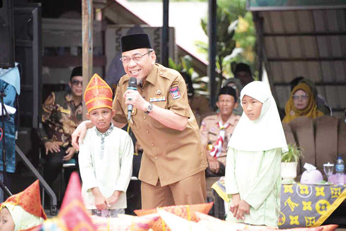 Turnamen Silek Meriahkan Expo Pendidikan SD Negeri 13 Batu Gadang 1 PEMBUKAAN EXPO— Wakil Wali Kota Padang Maigus Nasir, membuka Expo Pendidikan SD Negeri 13 Batu Gadang, Kecamatan Lubuk Kilangan, di halaman sekolah, Selasa (4/11).