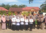 Kasat Lantas Polres Sijunjung Beri Lima Orang Siswa SDN 29 Gambok Penghargaan