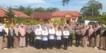 Kasat Lantas Polres Sijunjung Beri Lima Orang Siswa SDN 29 Gambok Penghargaan