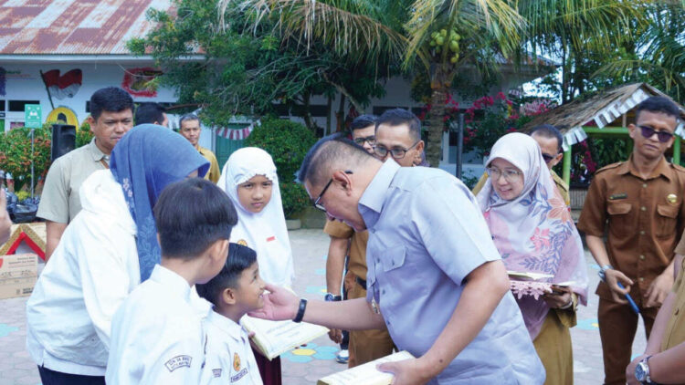 Siswa Bukittinggi Galang Rp35 Juta untuk Teman Terdampak Kebakaran, Wali Kota Apresiasi Solidaritas Pelajar 1 SERAHKAN BANTUAN— Wali Kota Bukittinggi menyerahkan bantuan bagi pelajar yang terdampak musibah kebakaran di Kelurahan Birugo. Bantuan diserahkan secara simbolis di halaman SDN 10 Sapiran, Selasa (4/11).