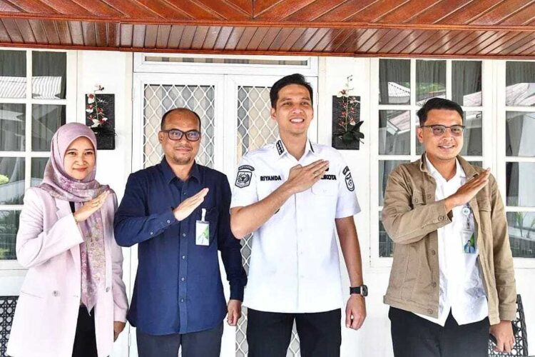 Pemko Sawahlunto Komit Tingkatkan Perlindungan Ketenagakerjaan 1 SILATURAHMI— Kepala BPJS Ketenagakerjaan Cabang Solok Maulana Anshari, melakukan silaturahmi dengan Wali Kota Sawahlunto Riyanda Putra, di Balaikota pada Rabu (5/11).