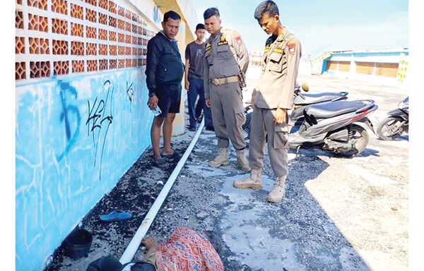 TEWAS— Pria tua yang ditemukan tewas di lantai 6 Blok II Pasar Raya Padang.
