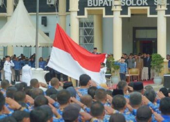 PERINGATAN HARI PAHLAWAN— ASN Pemerintah Kabupaten Solok Selatan semangat mengikuti upacara Hari Pahlawan di halaman kantor Bupati, Senin (10/11) pagi.