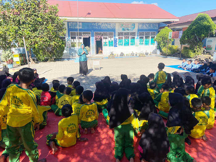 LANGKAH STRATEGIS— Ketua TP-PKK Kota Solok, Ny. Dona Ramadhani Kirana Putra, menghadiri program unggulan bertajuk PKK Masuk Sekolah.