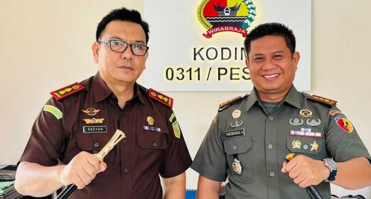 Perkuat Sinergitas, Kajari Pessel Silahturahmi ke Dandim 0311/ Pessel 1 BERSAMA—Kajari Mohd Radyan, bersama Dandim 0311/ Pessel Letkol Cz. Theodurus Sambua, S.T.M.