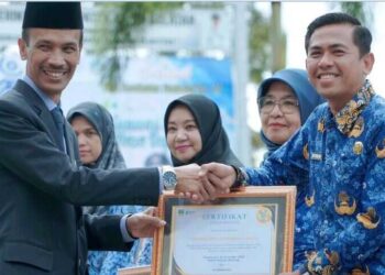 SERAHKAN PENGHARGAAN— Wakil Bupati Solok  Selatan Yulian Efi serahkan penghargaan pada nakes.berprestasi usai upacara upacara peringatan Hari Pahlawan sekaligus HKN ke-61 tingkat Kabupaten Solok Selatan yang digelar di Halaman Kantor Bupati, Senin (10/11).