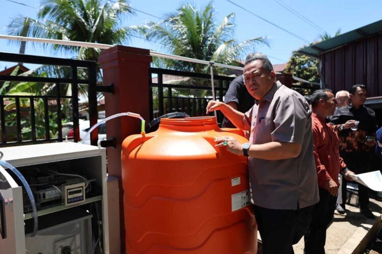 Pemasangan Hibah Filter Air dari CCR Corporation Japan Perwakilan Indonesia Selesai 1 FILTER AIR—Wali Kota Paiaman Yot Balad saat pemasangan hibah Filter Air dari CCR Corporation Japan perwakilan Indonesia yang berlokasi di SMPN 2 Pariaman.