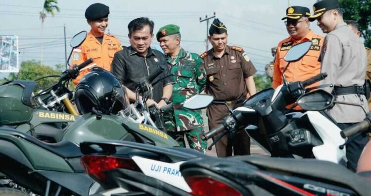 Antisipasi Bencana Meteorologi, Sinergi Lintas Sektor di Solsel Mulai Gerak 1 PEMERIKSAAN KENDARAAN— Sekda Kabupaten Solsel Syamsurizaldi melakukan pemeriksaan kendaraan dinas usai apel gabungan.