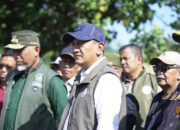 Gubernur dan Wamehut Bersihkan Tumpukan Kayu di Pantai Morgan Tabing, Nelayan Aman Melaut dan Pulihkan Perekonomian Masyarakat Pesisir Pascabanjir