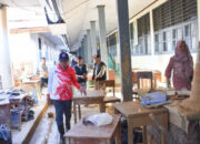 ASN Pemko Padang Goro Bersihkan Lumpur di SMAN 12