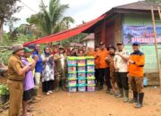 Akses Sulit, Bupati Yulianto Antar Langsung Bantuan ke Warga Sinuruik