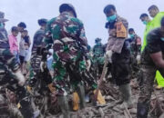 Evakuasi Terkendala Akses dan Minim Penerangan, Korban Banjir Ditemukan Terjepit Kayu Besar