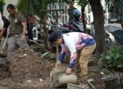 Wali Kota Solok dan ASN Goro Bersihkan Lumpur Pascabanjir