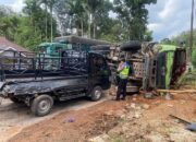 Rem Blong saat Melaju Kencang, Dump Truk Terguling hingga Tabrak Pikap