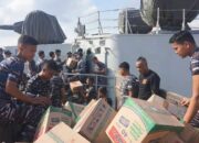Bawa Bantuan Korban Bencana, Kapal Perang SMG-594 Sandar di Telukbayur